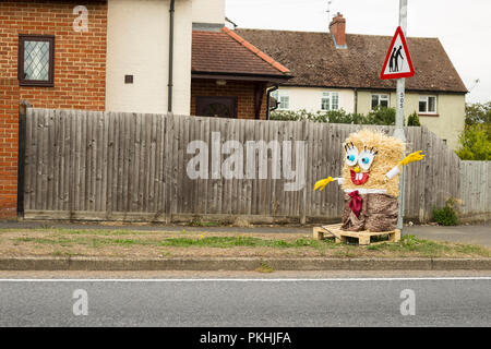 Una cannuccia riempita caricatura figura raffigurante Sponge Bob al tradizionale annuale ad alto Wych Spaventapasseri Festival - Essex, Regno Unito Foto Stock