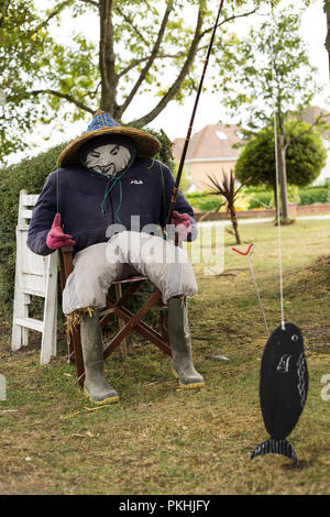 Una cannuccia riempita caricatura figura raffigurante pescatore all annuale tradizionale ad alta Wych Spaventapasseri Festival - Essex, Regno Unito Foto Stock