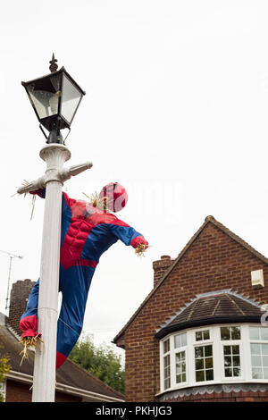 Una cannuccia riempita caricatura figura raffigurante spiderman al tradizionale annuale ad alto Wych Spaventapasseri Festival - Essex, Regno Unito Foto Stock