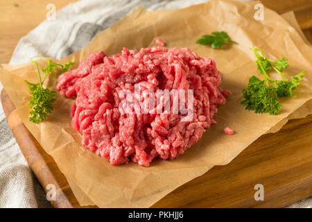 L erba biologica alimentato carne di agnello macinata pronta per cucinare Foto Stock