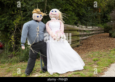 Una cannuccia riempita caricatura figura raffigurante gli sposi al tradizionale annuale ad alto Wych Spaventapasseri Festival - Essex, Regno Unito Foto Stock