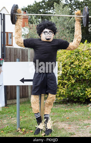 Una cannuccia riempita caricatura figura raffigurante sportivo al tradizionale annuale ad alto Wych Spaventapasseri Festival - Essex, Regno Unito Foto Stock