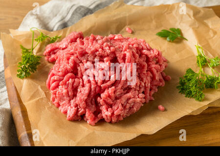 L erba biologica alimentato carne di agnello macinata pronta per cucinare Foto Stock