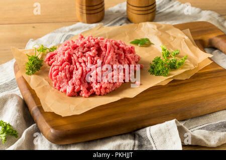 L erba biologica alimentato carne di agnello macinata pronta per cucinare Foto Stock