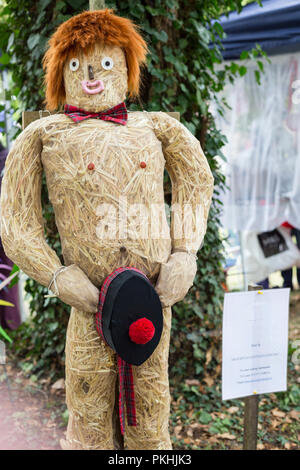 Una cannuccia riempita caricatura figura raffigurante Mc-Monty al tradizionale annuale ad alto Wych Spaventapasseri Festival - Essex, Regno Unito Foto Stock