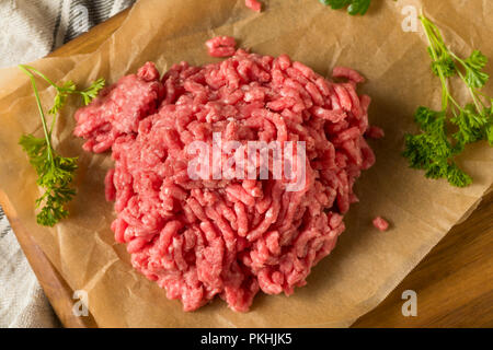 L erba biologica alimentato carne di agnello macinata pronta per cucinare Foto Stock