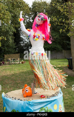 Una cannuccia riempita caricatura figura raffigurante popstar donna al tradizionale annuale ad alto Wych Spaventapasseri Festival - Essex, Regno Unito Foto Stock