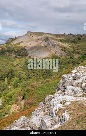 Le scogliere calcaree della scarpata Eglwyseg sopra la Vale of Llangollen, Wales, Regno Unito Foto Stock