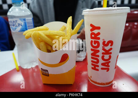 Australian una catena di fast food affamato pasto Jack's (Burger King) in chip e un drink Foto Stock