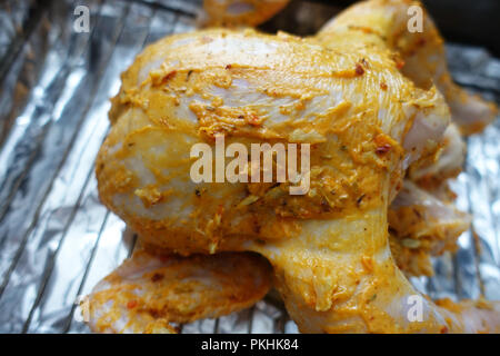 Marinata di pollo intero pronto per essere tostate in forno Foto Stock