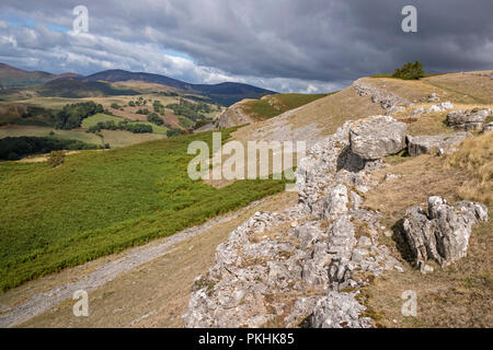Le scogliere calcaree della scarpata Eglwyseg sopra la Vale of Llangollen, Wales, Regno Unito Foto Stock