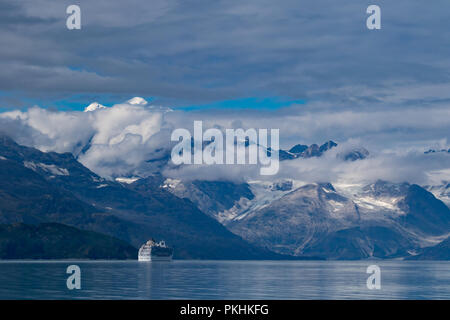 La nave da crociera Coral Princess di Princess Cruise Lines vele nel Parco Nazionale di Glacier Bay in Alaska. Foto Stock