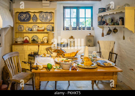 Ricreazione di una storica cucina vittoriana in mostra all'interno del museo Tudor House a Southampton, Inghilterra, Regno Unito Foto Stock