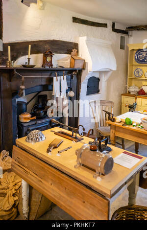 Rappresentazione di una storica cucina in stile vittoriano sul display interno del Tudor House Museum di Southampton, England, Regno Unito Foto Stock