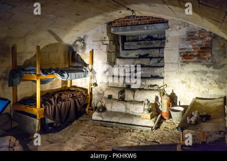 Seconda guerra mondiale (WW2) 1940s Air Raid Shelter o una bomba rifugio sul display in historicTudor Casa Museo di Southampton, England, Regno Unito Foto Stock