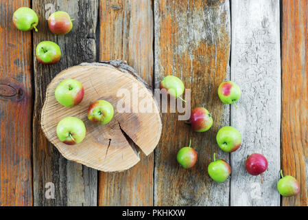 Apple ceppo di albero e mele su vintage in legno rustico sfondo. Foto Stock