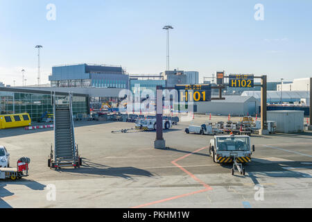 Portapacchi auto e passerella di collegamento dal terminal aeroportuale edificio, Copenhagen, Danimarca Foto Stock