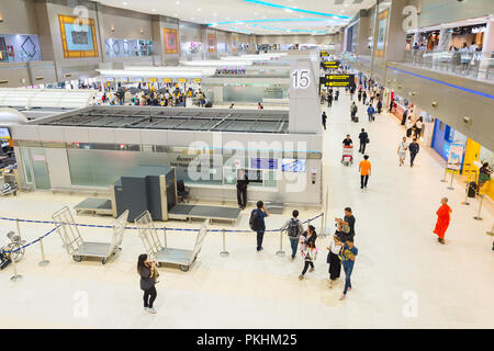 BANGKOK, Thailandia - JAN13, 2017: persone al Don Mueang International Airport hall. L'aeroporto è il più antico del mondo gli aeroporti internazionali e ASI Foto Stock