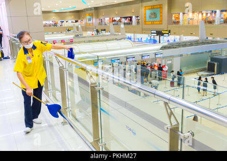 BANGKOK, Thailandia - JAN13, 2017: servizio di pulizia ad opera di Don Mueang International Airport . L'aeroporto è il più antico del mondo ia internazionale Foto Stock