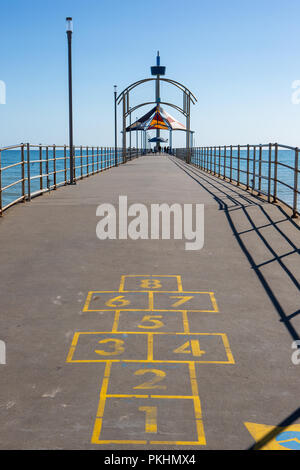 Il bellissimo Molo di Brighton in una giornata di sole con cielo blu in Sud Australia il 13 settembre 2018 Foto Stock