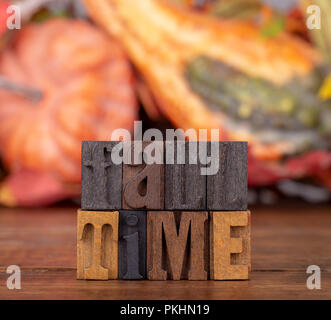 Tempo di caduta scritto il messaggio in blocchi di legno con autunno sfondo a tema Foto Stock