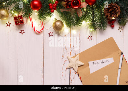 Natale o Capodanno greeting card lettere a Babbo Natale su bianco sullo sfondo di legno decorazioni di festa Foto Stock