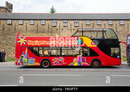 I bus turistici al di fuori del Castello di Cardiff, Galles, UK. Foto Stock