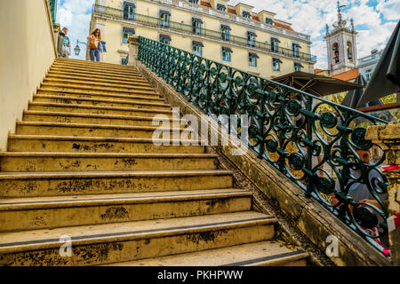 Le scale e le strade strette del centro storico di Lisbona, Portogallo Foto Stock