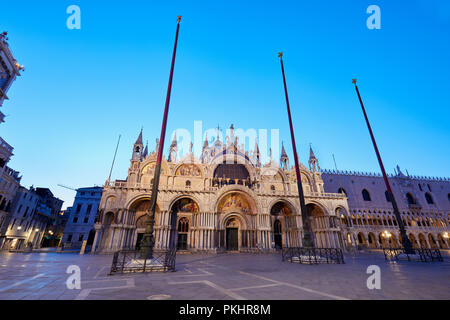 Basilica di San Marco illuminata la mattina presto, nessuno a Venezia, Italia Foto Stock