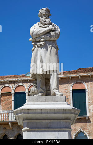 Niccolo Tommaseo statua a Venezia da Francesco Barzaghi (1839-1892), cielo blu chiaro in Italia Foto Stock