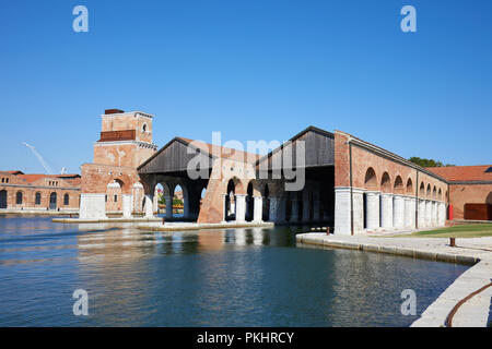 Arsenale veneziano con dock, canal e arcade, cielo blu in estate a Venezia, Italia Foto Stock