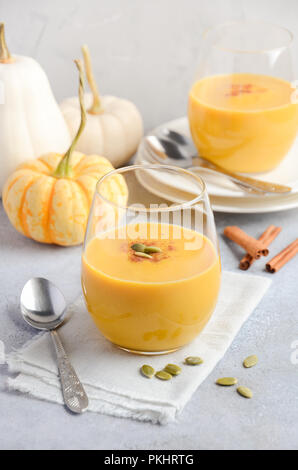 Pumpkin Spice Latte frullato di messa a fuoco selettiva Foto Stock