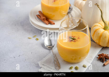 Pumpkin Spice Latte frullato di messa a fuoco selettiva Foto Stock