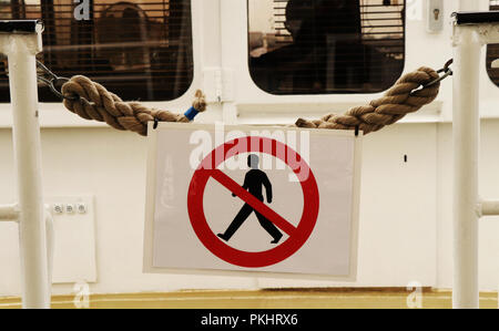 Un segno che dicono che nessuna voce per le persone cattive su alcune imbarcazioni commerciali. Barca a vela sul Fiume Vltava a Praga. Foto Stock