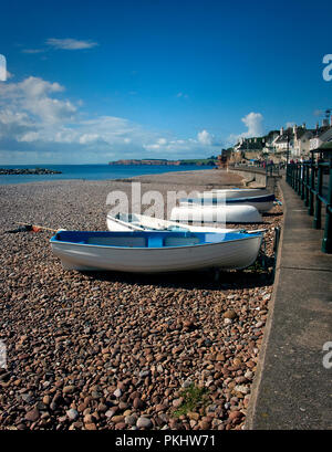 Barche di tirare sulla riva a Sidmouth nel Devon, in Inghilterra. Evitando una marea, in un posto molto soleggiato giorno Foto Stock