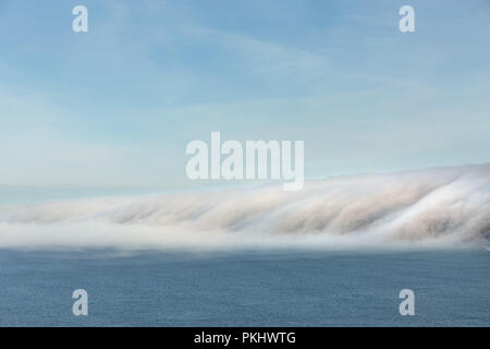 Inversione di cloud su scogliere Freathy, Whitsand Bay, Cornwall Foto Stock