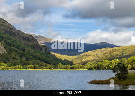 Llyn Gwynant, uno splendido lago di Nant Gwynant valley in Snowdonia, il Galles del Nord, fotografato su una soleggiata mattina di settembre Foto Stock