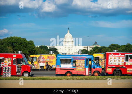 WASHINGTON DC - circa agosto, 2018: carrelli di cibo schierate sul Mall con il Capitol Building in background Foto Stock