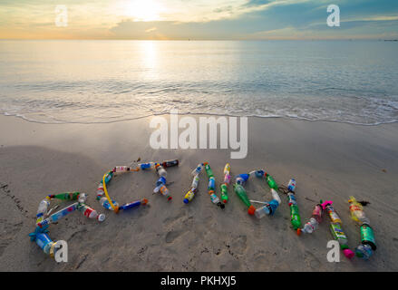 MIAMI - circa giugno, 2018: "AGIRE ORA' enunciato nella sabbia utilizzando immondizia di plastica raccolte sulla spiaggia di Miami Beach, un promemoria per ridurre, riutilizzare e riciclare Foto Stock