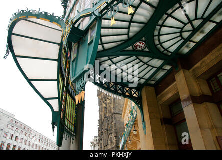 Repubblica ceca. Praga. Casa Municipale (Obecni Dum). 1905-1911. Palazzo Civico. In stile Art Nouveau. È stato progettato da Osvald Polivka e Antonin Balsanek. La sua decorazione interna è stata fatta da Mikolas Ales e Alfons Maria Mucha. Dettaglio dell'entrata principale. Piazza della Repubblica. Foto Stock