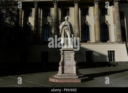 Hermann von Helmholtz (Potsdam, 1821-Charlottenburg, 1894). Il tedesco lo scienziato e filosofo. Statua dello scultore Ernst Herter, situato alla Humboldt University. Berlino. Germania. Foto Stock