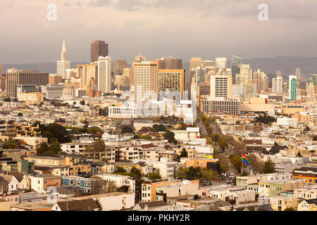 Il quartiere Castro con skyline del centro di San Francisco, California, Stati Uniti d'America Foto Stock