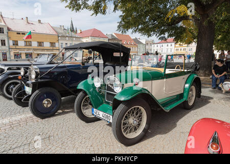 VYSOKE MYTO, REPUBBLICA CECA - sett. 09. 2018. Auto storiche Prag auto esposta nella piazza di Vysoke Myto. Foto Stock