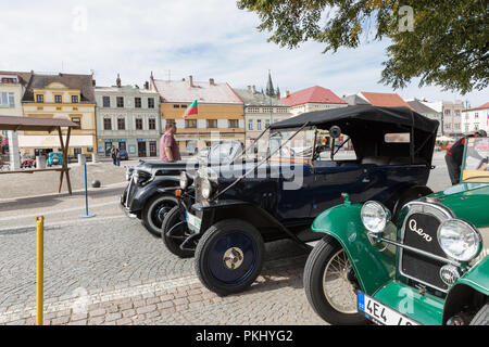 VYSOKE MYTO, REPUBBLICA CECA - sett. 09. 2018. Auto storiche Prag auto esposta nella piazza di Vysoke Myto. Foto Stock