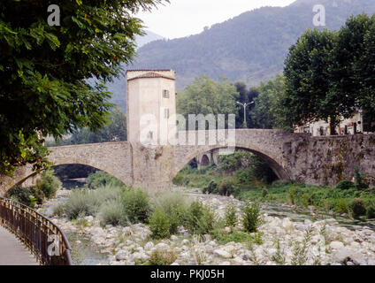 Il vecchio ponte a pedaggio che attraversa il fiume in frazione Bevera Sospel, Provence-Alpes-Côte d'Azur, in Francia. Archiviazione originale immagine presa nel settembre 1971. Foto Stock