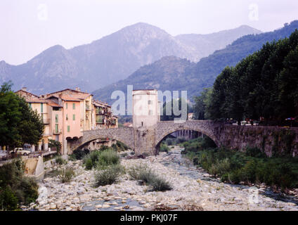 Il vecchio ponte a pedaggio che attraversa il fiume in frazione Bevera Sospel, Provence-Alpes-Côte d'Azur, in Francia. Archiviazione originale immagine presa nel settembre 1971. Foto Stock