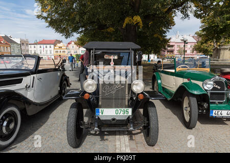 VYSOKE MYTO, REPUBBLICA CECA - sett. 09. 2018. Auto storiche Prag auto esposta nella piazza di Vysoke Myto. Foto Stock