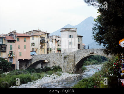 Il vecchio ponte a pedaggio che attraversa il fiume in frazione Bevera Sospel, Provence-Alpes-Côte d'Azur, in Francia. Archiviazione originale immagine presa nel settembre 1971. Foto Stock