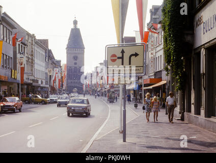 Maximilianstrasse, Speyer, Germania guardando verso la Torre dell Orologio, Porta Vecchia (Altpoertel). Preso in agosto 1973. Foto Stock