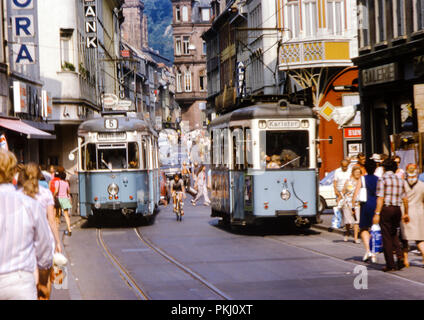 Occupato con gli acquirenti e i tram sulla Hauptstrasse, Altstadt, Heidelberg, Germania prese in agosto 1973. Archivio originale fotografia. Foto Stock